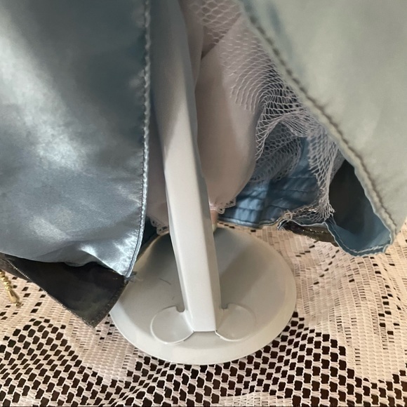 Elegant Doll with detailed Dress - Picture 7 of 10